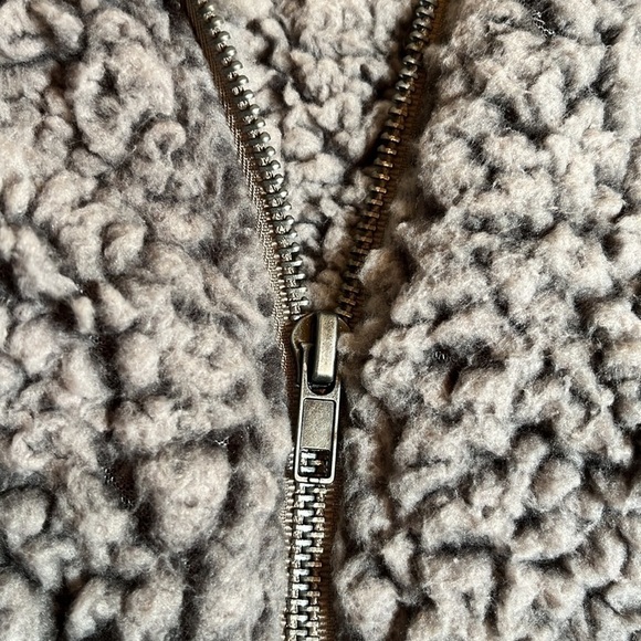 THREAD + Supply Fleece Fuzzy Vest Size Large - Picture 11 of 14